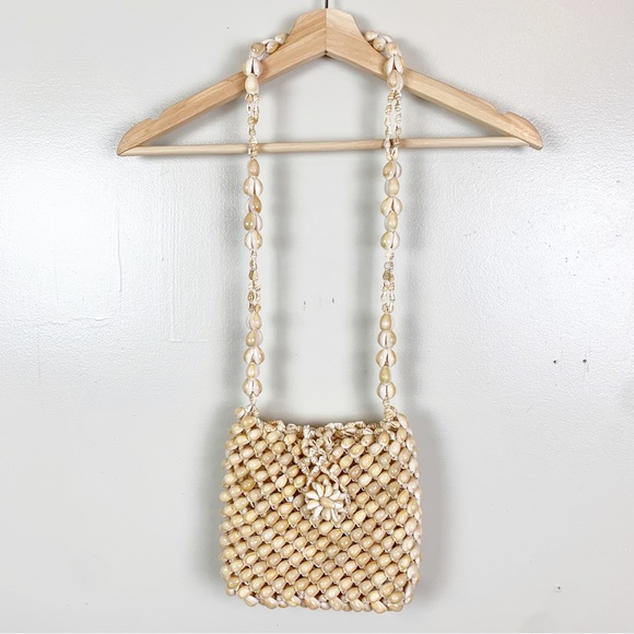 Vintage Handbags - VINTAGE Gorgeous Boho Cowrie Puka Shell Crossbody Purse Bag